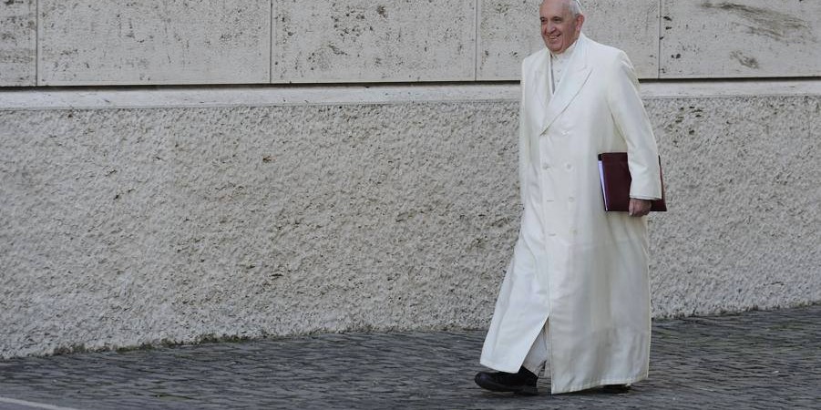 Papa Francisco caminando