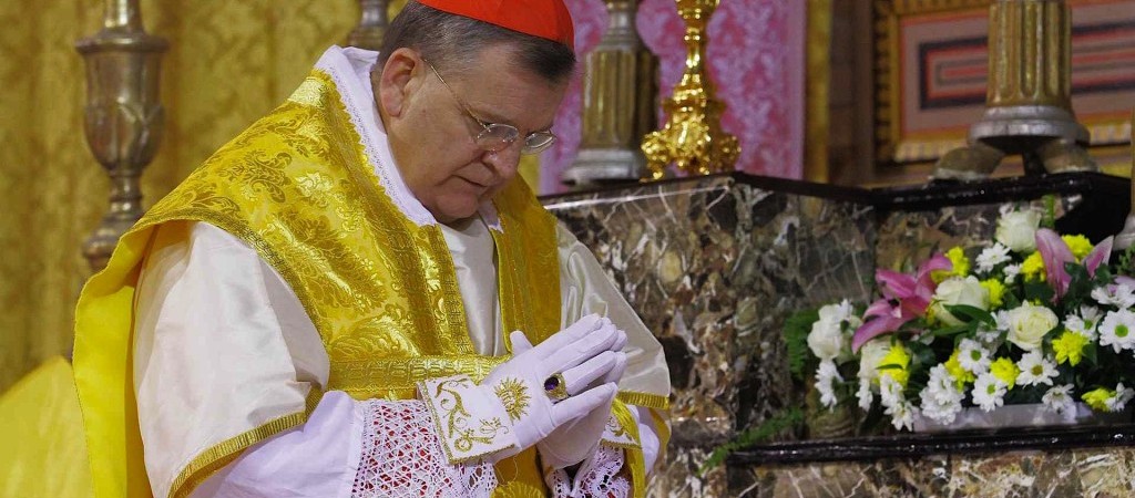 Cardenal Raymond Leo Burke celebrando Santa Misa según la forma extraordinaria del Rito Romano