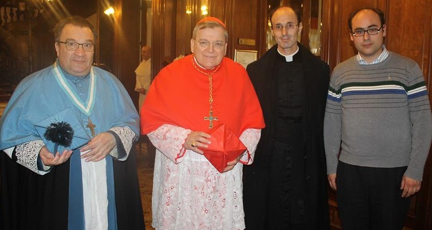 el cardenal Burke con monseñor Wach, el P. Raúl Olazabal, y Marcos Vera