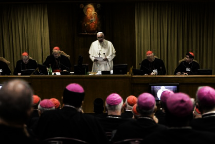 Imagen del Papa Francisco hablando en el Sínodo