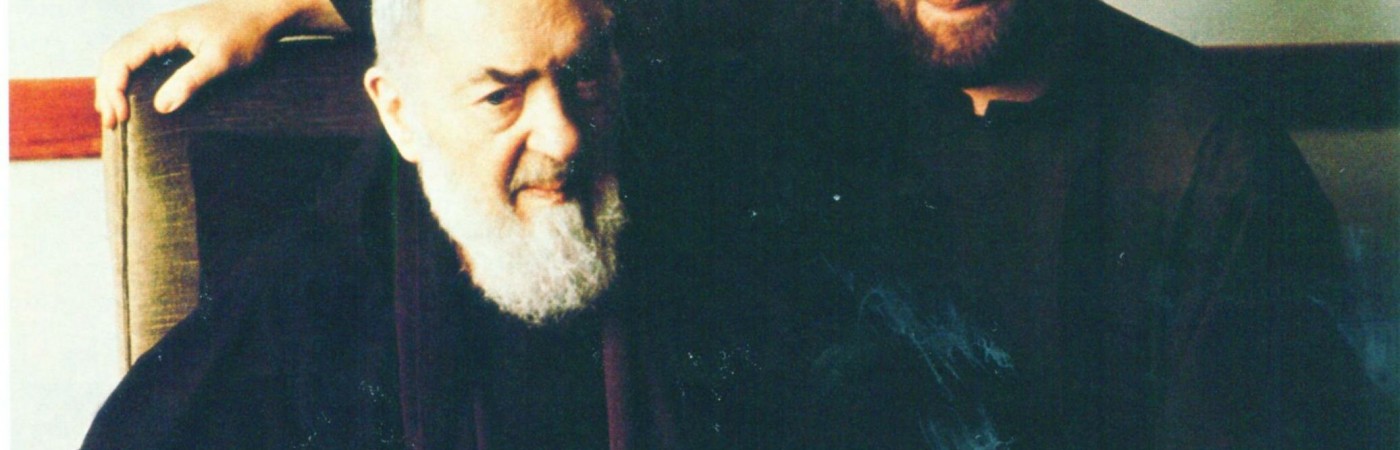 San Pio de Pietrelcina con un hermano de comunidad