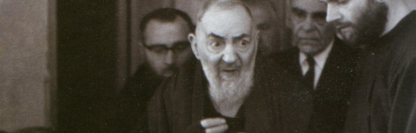 San Pio de Pietrelcina con un grupo de fieles
