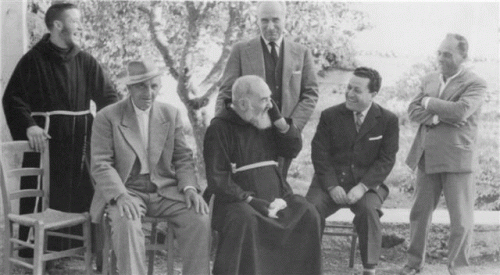 San Pio de Pietrelcina con unos discípulos