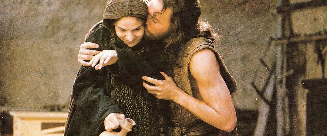 Jesús dándole un beso a María. Es una escena de la película "La Pasión" de Mel Gibson