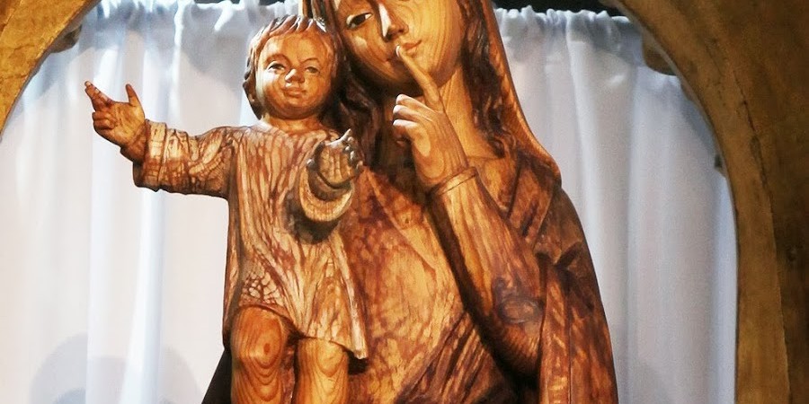 La virgen María junto al niño Jesús, nos indica que estemos en silencio