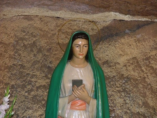 La Virgen María con túnica verde y blanca
