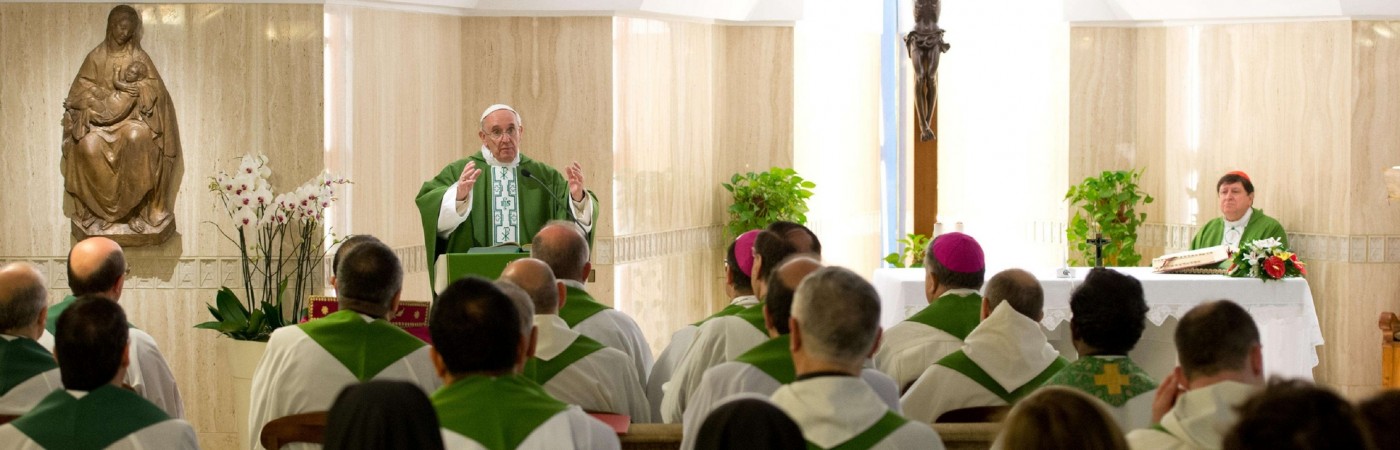Papa Francisco celebrando la Santa Misa en Santa Marta