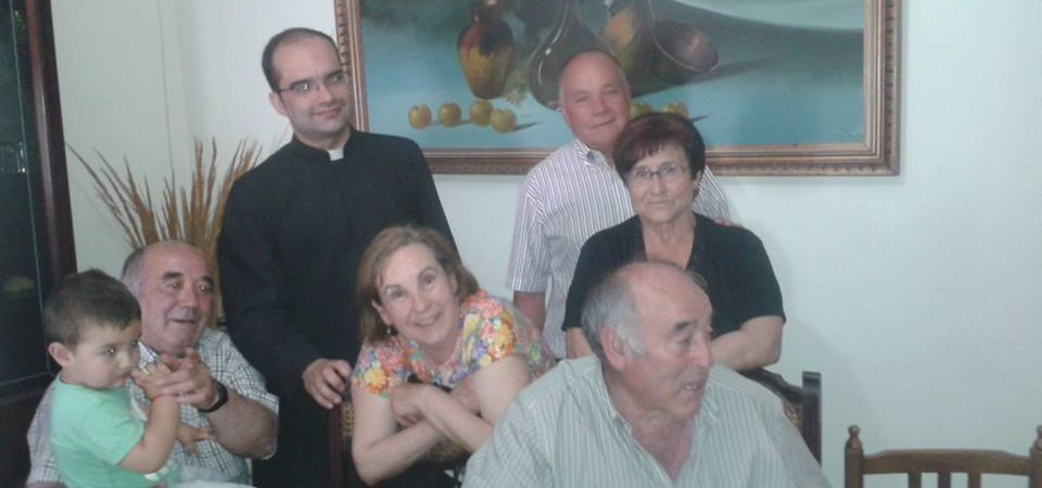 P.Antonio Mª Domenech con parroquianos