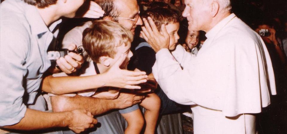 El Papa besa la frente al P. Antonio Mª Domenech, mcr, cuando este era un niño