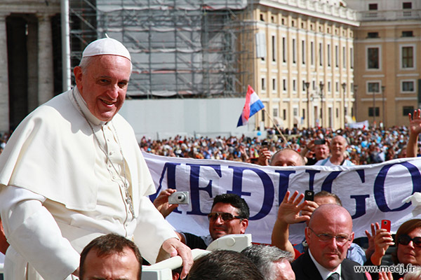 Papa Francisco, de fondo se ve una pancarta que dice Medjugorje